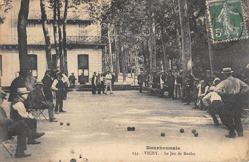 Carte postale ancienne Vichy Le Jeu De Boules à Vichy