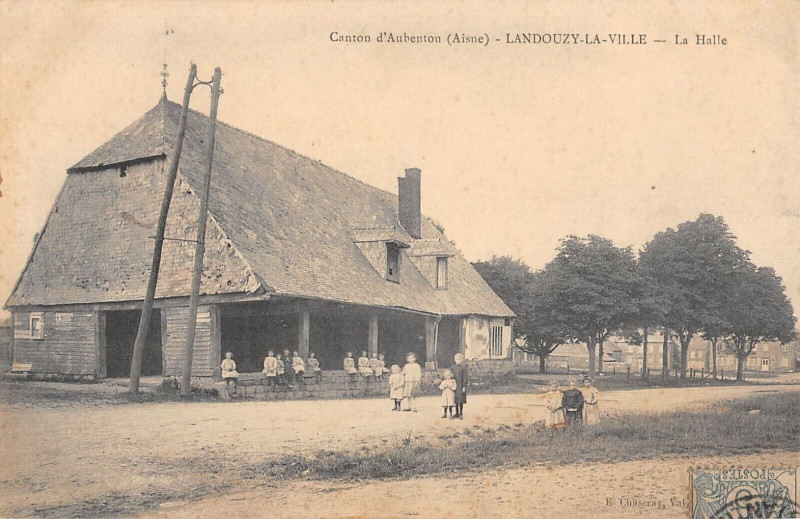 Carte postale ancienne Canton D'Aubenton Landouzy La Ville La Halle (cliché rare à Aubenton