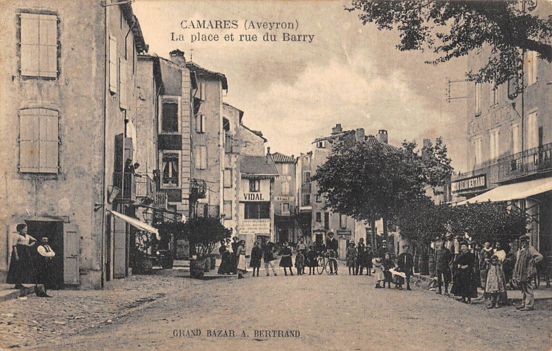 Carte postale ancienne Camares La Place Et Rue Du Barry