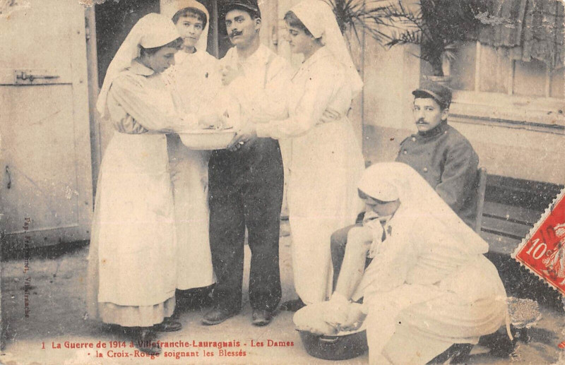 Carte postale ancienne La Guerre De 1914 A Villefranche De Lauragais Les Dames De La Croix Rouge à Villefranche-de-Lauragais