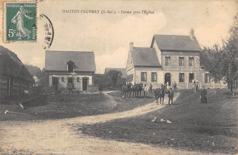 Carte postale ancienne Hautot L'Auvray Ferme Pres L'Eglise à Hautot-l'Auvray