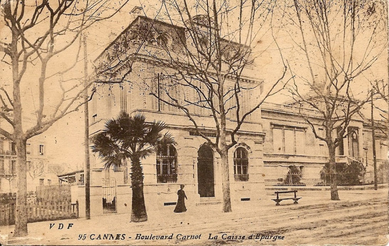 Carte postale ancienne 95 - Cannes - Boulevard Carnot - La Caisse d'épargne à Cannes