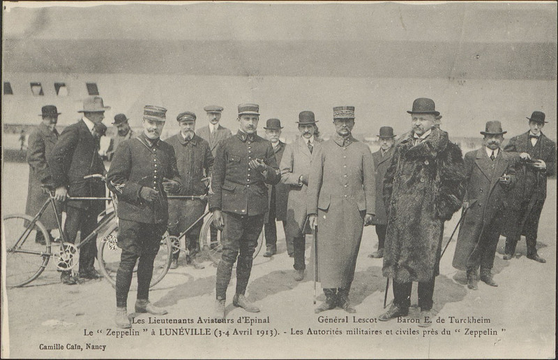 Carte postale ancienne Carte postale, Les Lieutenants Aviateurs d'Epinal, Le Zeppelin à Lunéville (3-4 Avril 1913), Les Autorités militaires et civiles près du Zeppelin 