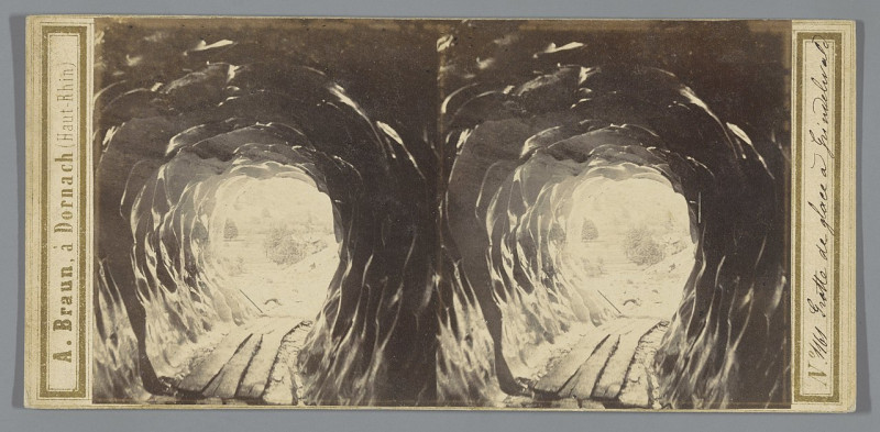 Carte postale ancienne Ingang van een grot in een van de Grindelwaldgletsjers, Zwitserland Grotte de glace à Grindelwald (titel op object), Rp-F-F07868