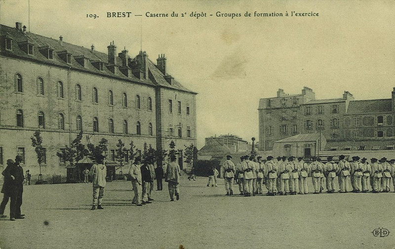 Carte postale ancienne Btv1b10106597r Caserne du 2e dépot à Brest