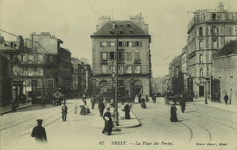 Carte postale ancienne Btv1b10106079x place des portes à Brest
