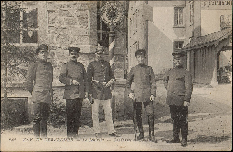 Carte postale ancienne Carte postale, Env. de Gérardmer, La Schlucht, Gendarme et douaniers allemands au poteau frontière