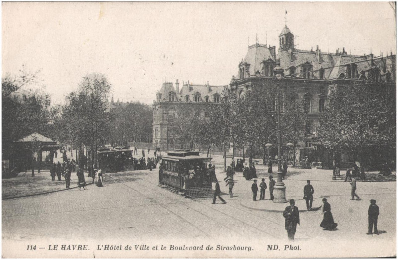 Carte postale ancienne L'Hôtel de Ville et le Boulevard de Strasbourg au Havre