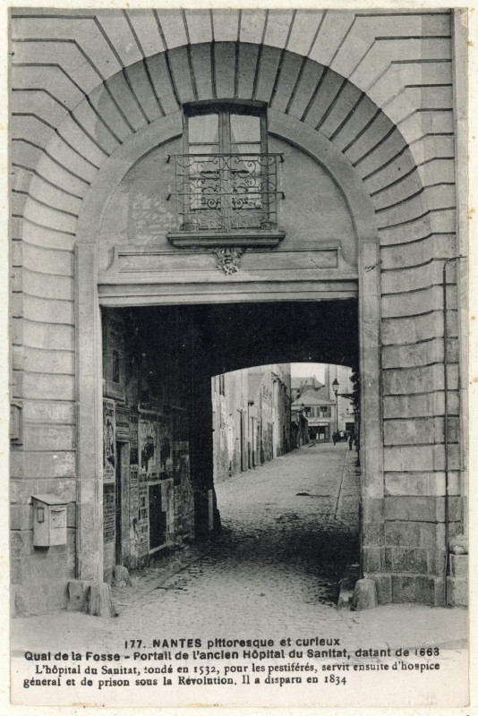 Carte postale ancienne Nantes - Pittoresque et Curieux - Quai de la Fosse - Portail de l'ancien hôpital du Sanitat, datant de 1663