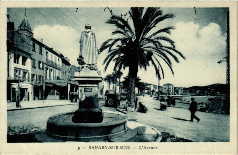 Carte postale ancienne Sanary-sur-Mer - L'Avenue à Sanary-sur-Mer