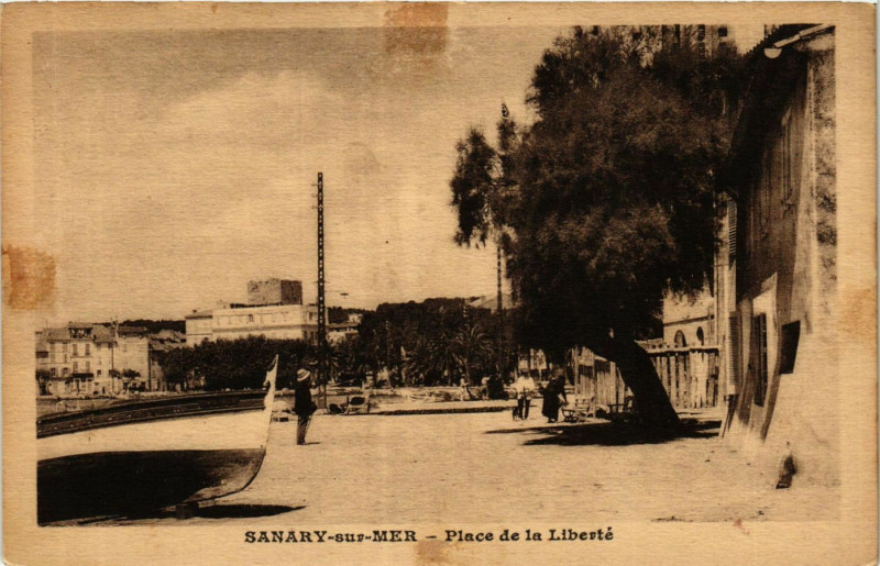 Carte postale ancienne Sanary-sur-Mer - Place de la Liberté à Sanary-sur-Mer
