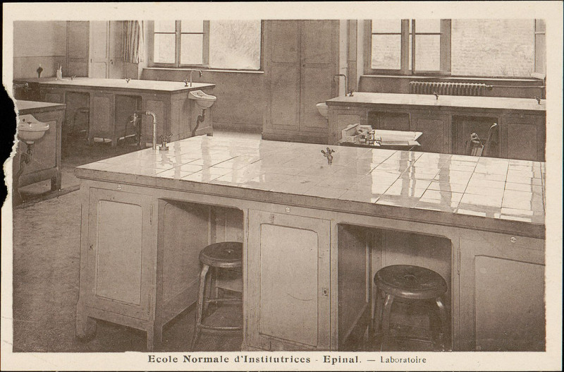 Carte postale ancienne Carte postale, Ecole Normale d'Institutrice, Epinal, Laboratoire