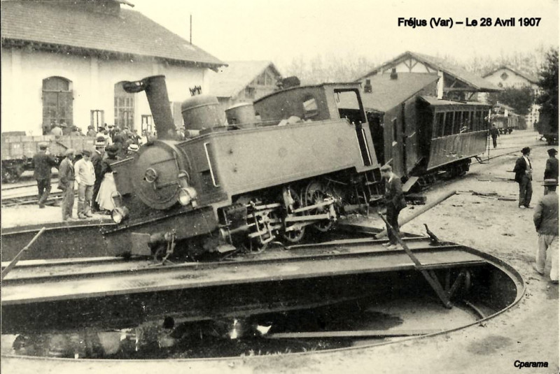 Carte postale ancienne Fréjus Déraillement du 28 avril 1907