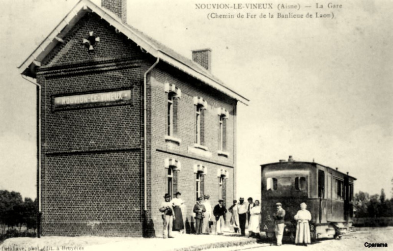 Carte postale ancienne Nouvion-Le-Vineux (Aisne) - La Gare (Chemin de Fer de la Banlieue de Laon)