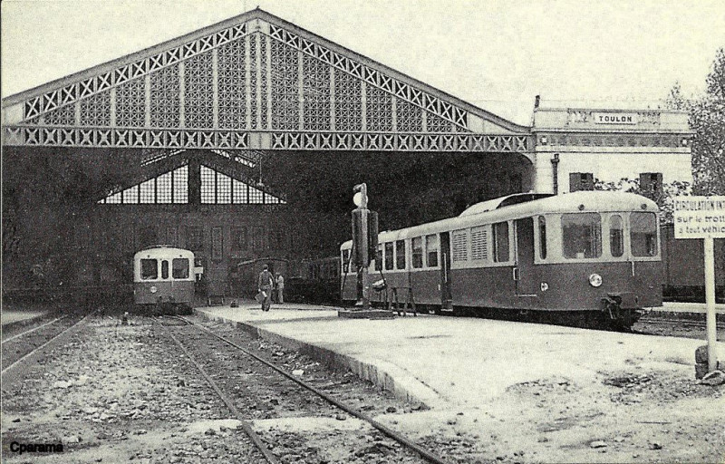 Carte postale ancienne Toulon (Var) - Les autorails sous la marquise de la gare du Sud-France en Avril 1936