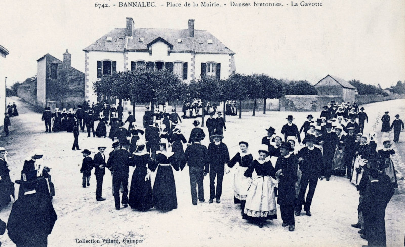 Carte postale ancienne Bannalec Place de la mairie 1920 à Bannalec