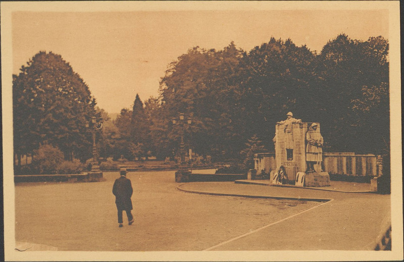 Carte postale ancienne Carte postale, Epinal, Monument aux Morts et Entrée du Cours 2
