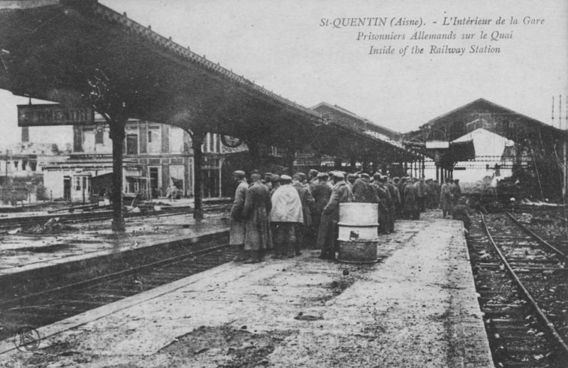 Carte postale ancienne Saint-Quentin Gare 1918