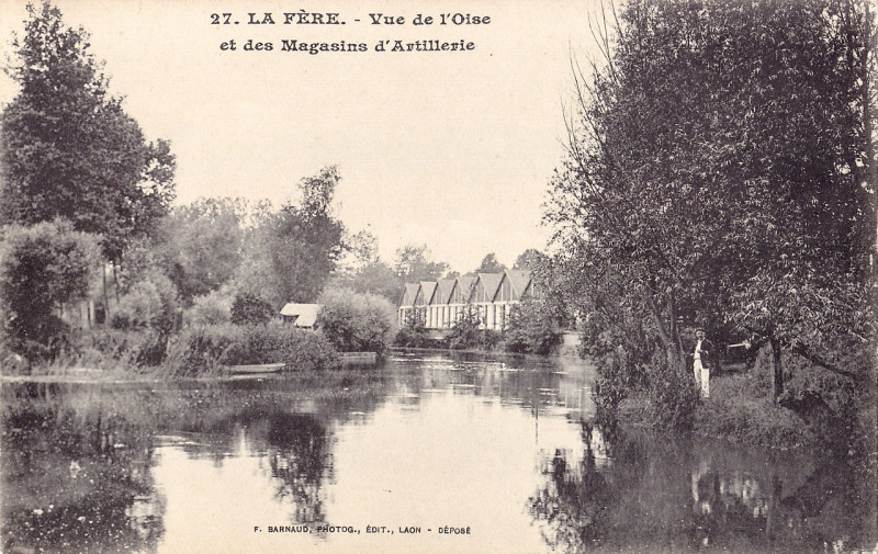 Carte postale ancienne Barnaud 27 - La Fere - Vue de l'Oise et des Magasins d'Artillerie