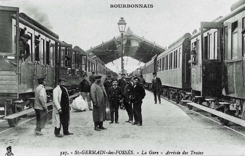 Carte postale ancienne Saint-Germain-des-Fossés Gare