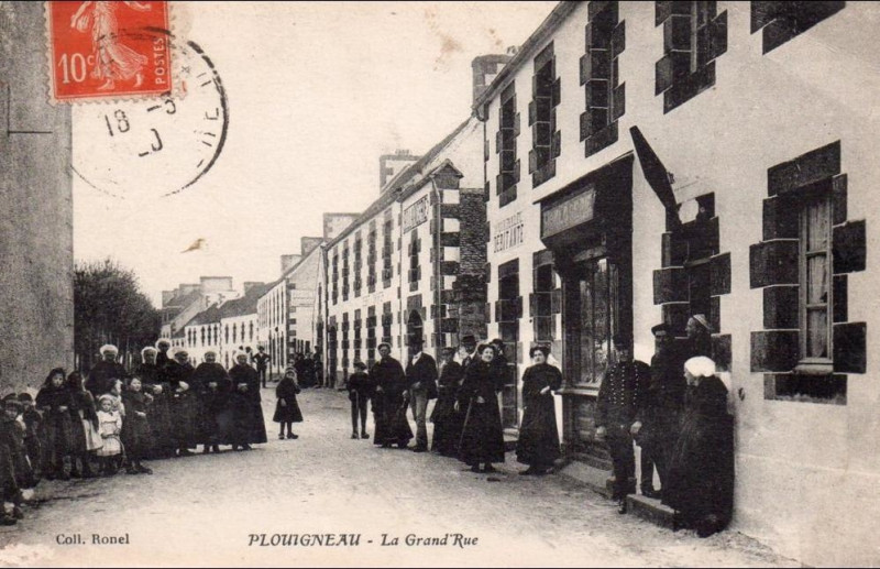 Carte postale ancienne Plouigneau Grand-Rue 1910