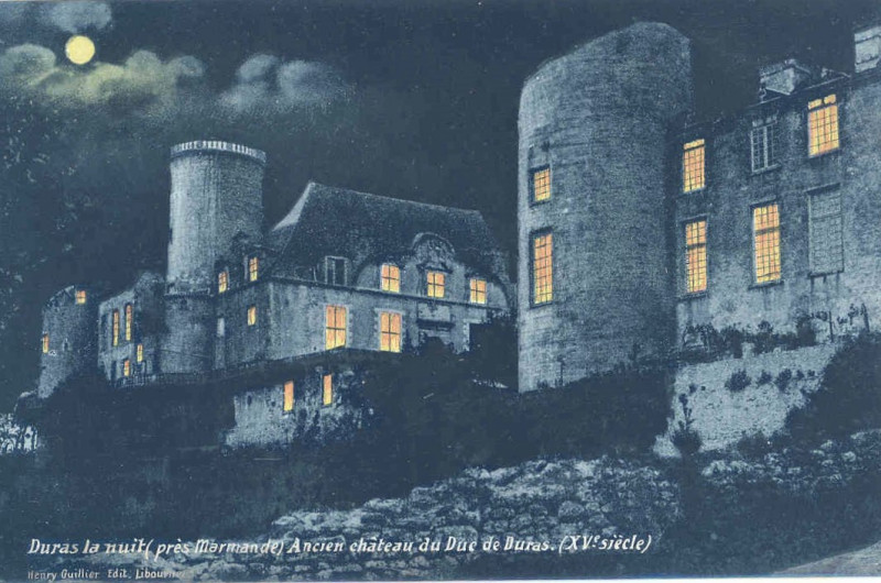 Carte postale ancienne Duras - Château la nuit (Hg)