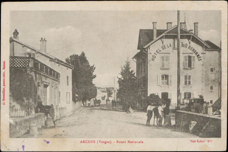 Carte postale ancienne Carte postale, Arches (Vosges), Route nationale