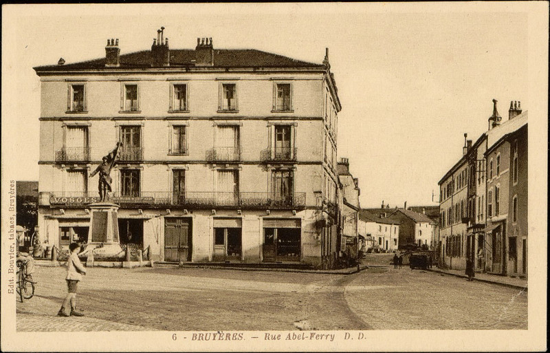 Carte postale ancienne Carte postale, Bruyères, Rue Abel-Ferry