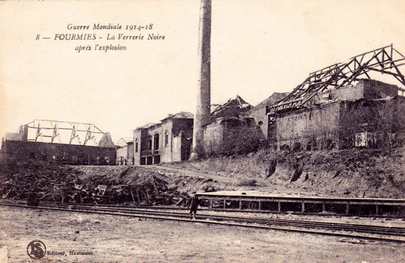 Carte postale ancienne Fourmies - verrerie noire aprés explosion 14 18