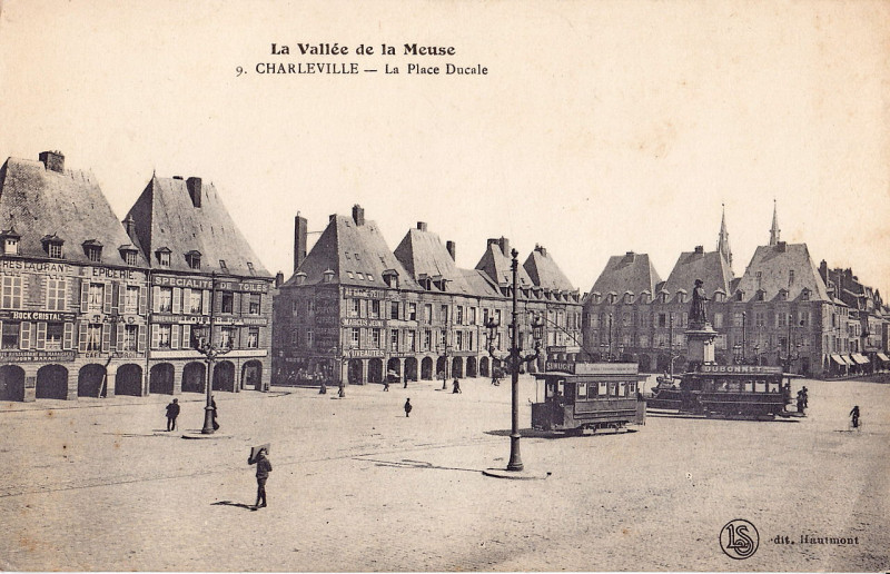 Carte postale ancienne Ls 9 La Vallée de la Meuse - Charleville - La Place Ducale