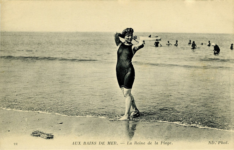 Carte postale ancienne Baigneuse prenant la pose