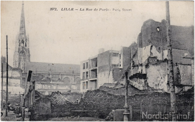 Carte postale ancienne Lille - Ruines de la Grande Guerre — Croisement des rues du Molinel, du Dragon et de Paris à Lille