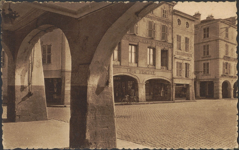 Carte postale ancienne Carte postale, Epinal, Place des Vosges, Arcades 3