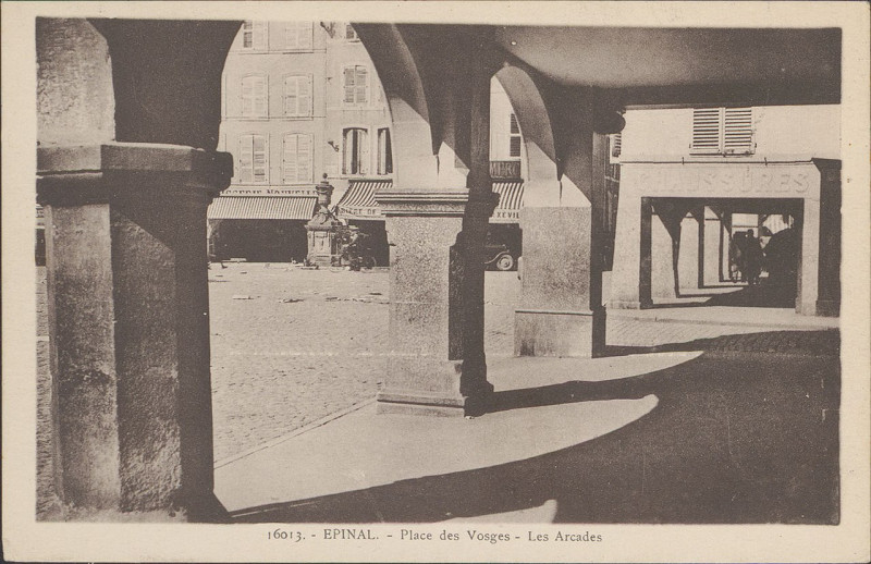 Carte postale ancienne Carte postale, Epinal, Place des Vosges, Les Arcades