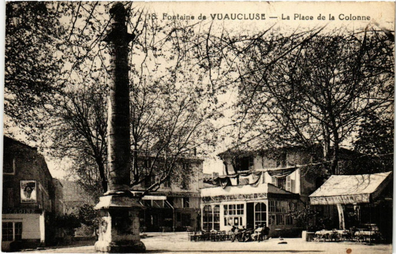 Carte postale ancienne Fontaine-de-Vaucluse - La Place de la Colonne à Fontaine-de-Vaucluse