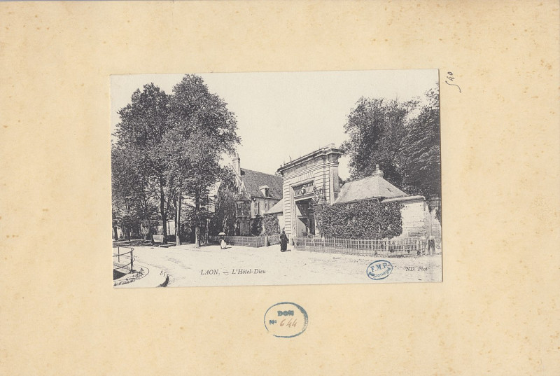 Carte postale ancienne Laon Hôtel Dieu-CISA0540