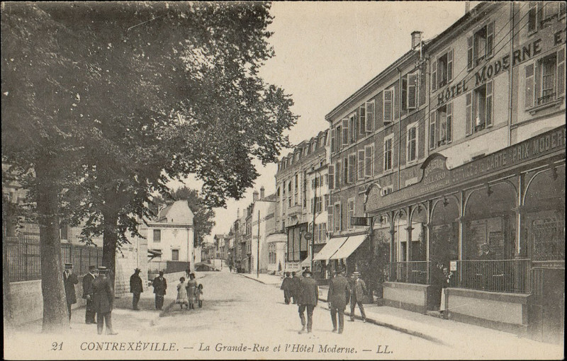 Carte postale ancienne Carte postale, Contrexéville, La Grande-Rue et l'Hôtel Moderne