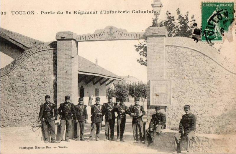 Carte postale ancienne Caserne du 8e Ric à Toulon