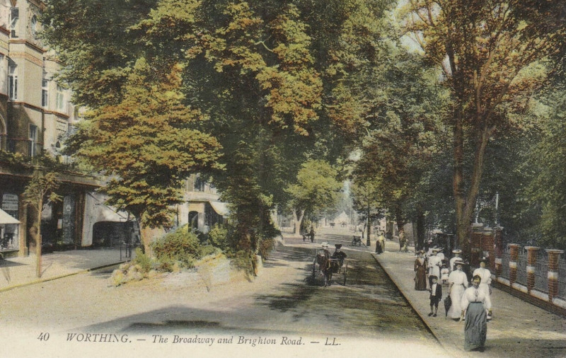 Carte postale ancienne Worthing - the Broadway and Brighton Road