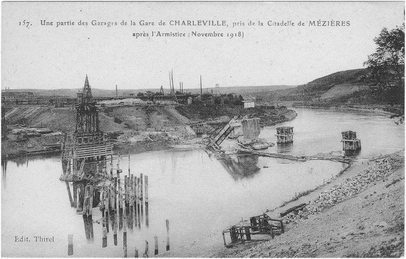 Carte postale ancienne 157. Une Partie des Garages de la Gare de Charleville. Photo prise de la Citadelle de Mézières après l'Armistice du 11 Novembre 1918 à Charleville-Mézières