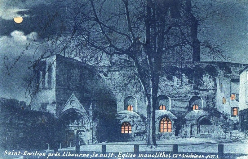Carte postale ancienne Saint-Emilion - Eglise monolith la nuit (Hg)