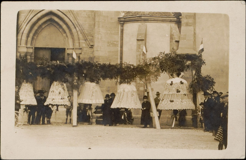 Carte postale ancienne Carte postale, Cérémonie religieuse devant une Eglise