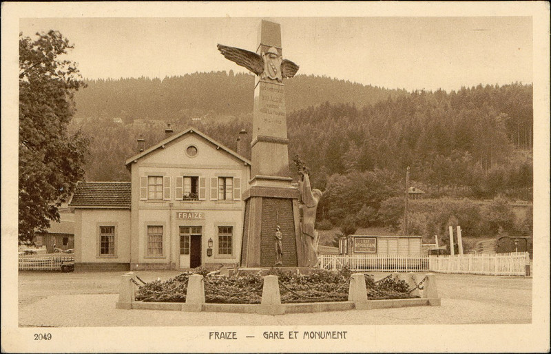 Carte postale ancienne Carte postale, Fraize, Gare et Monument