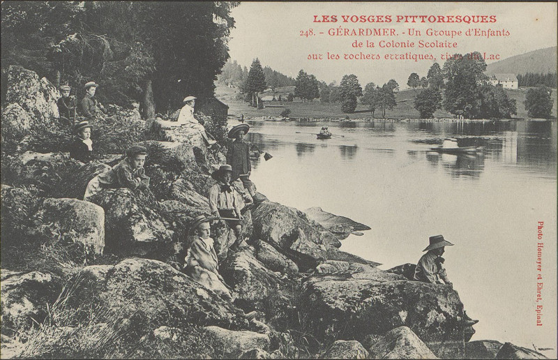 Carte postale ancienne Carte postale, Gérardmer, Un groupe d'enfants de la Colonie sColaire sur les rochers erratiques, rives du lac
