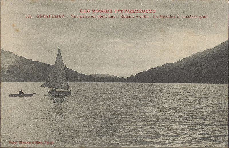 Carte postale ancienne Carte postale, Gérardmer, Vue prise en plein lac, Bateau à voile, La Moraine à l'arrière plan 2