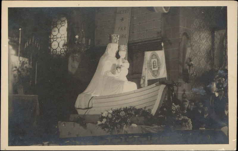 Carte postale ancienne Carte postale, Intérieur d'une Eglise avec une statue de la Vierge