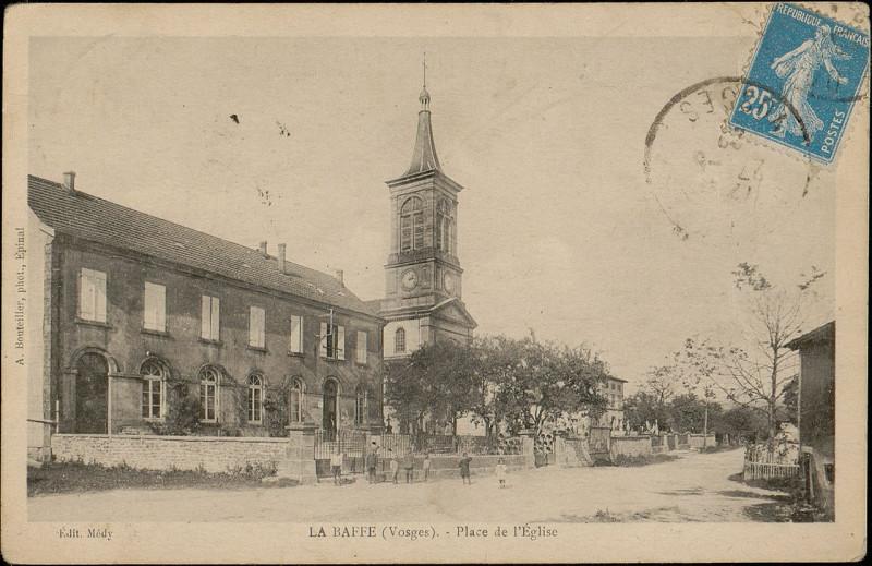 Carte postale ancienne Carte postale, La Baffe (Vosges), Place de l'Eglise