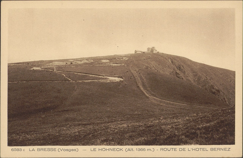 Carte postale ancienne Carte postale, La Bresse (Vosges), Le Hohneck (Alt. 1366 m.), Route de l'hôtel Bernez