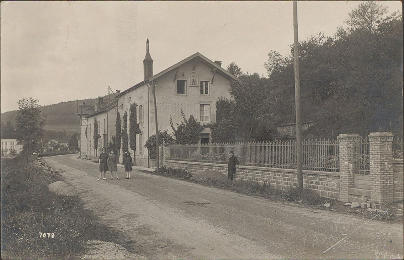 Carte postale ancienne Carte postale, Maison en bord de route