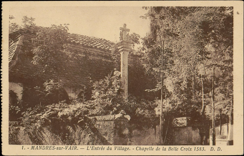 Carte postale ancienne Carte postale, Mandres-sur-Vair, L'Entrée du village, Chapelle de la Belle Croix 1583